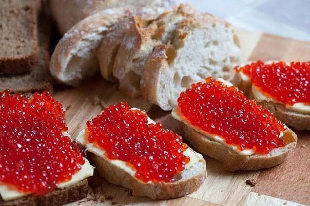 Закуски с красной икрой на Новый год: 7 идей из одной банки 250 г